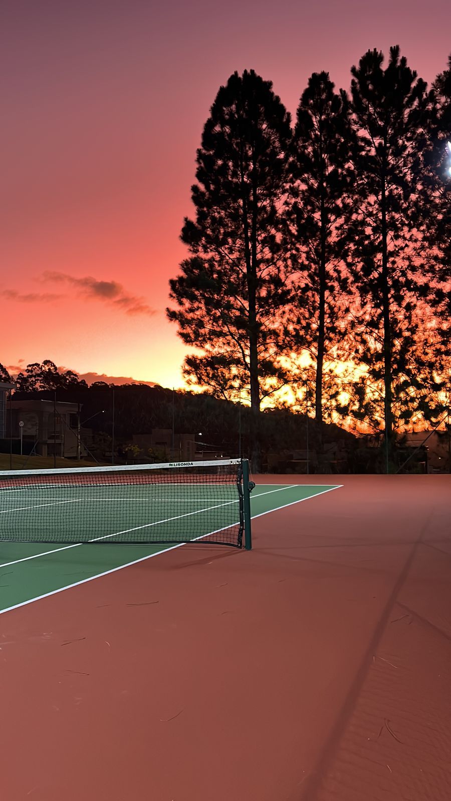 Quadra esportiva do Valville ao entardecer.