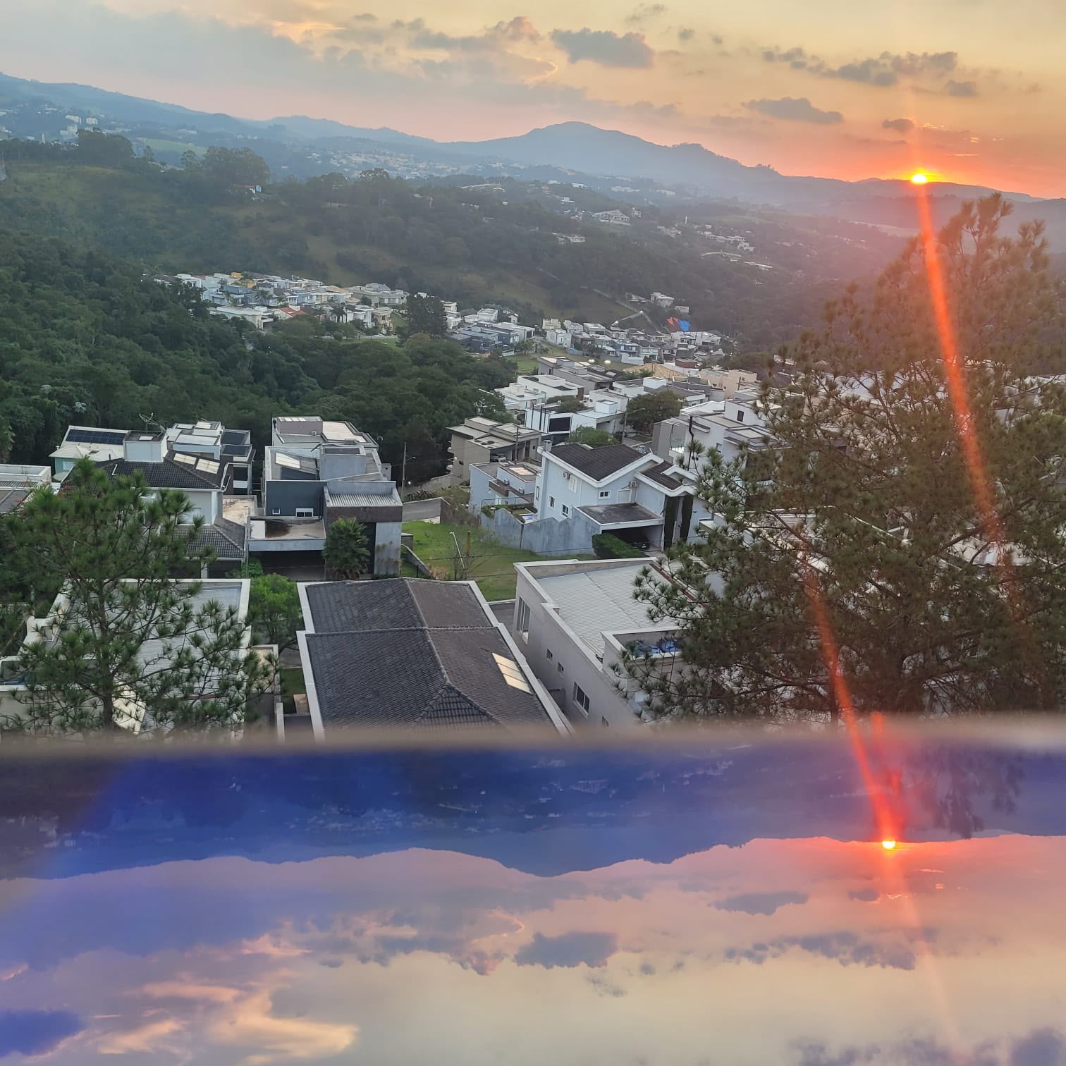 Vista panorâmica do Valville integrada à área verde e ao relevo da região.