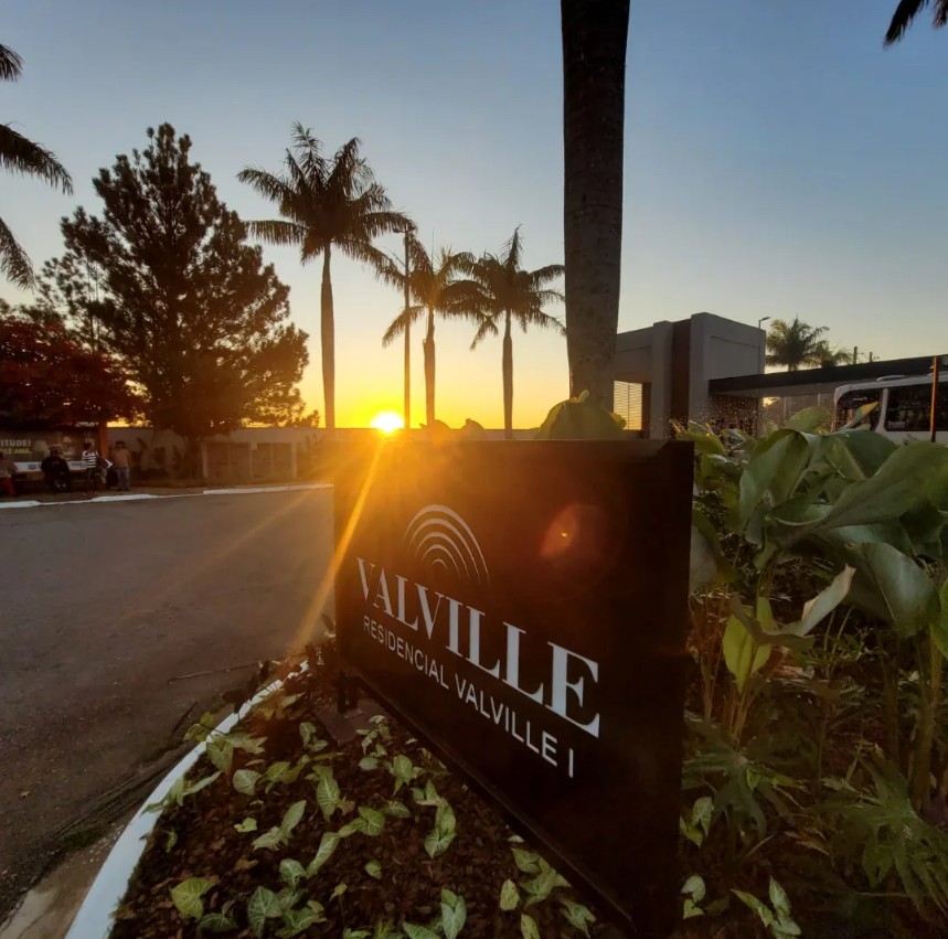 Valville ao pôr do sol, com paisagismo e identidade do residencial